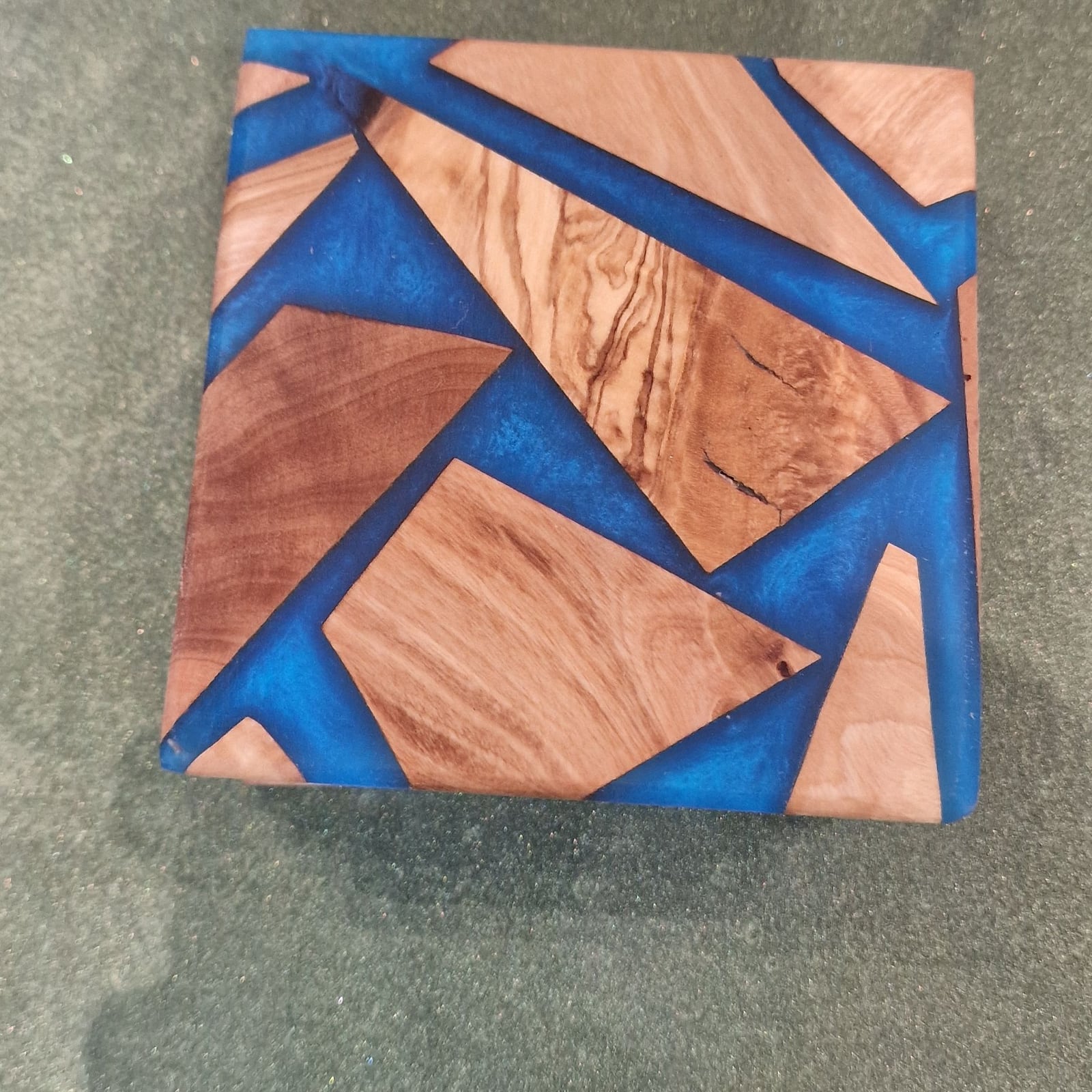 OLIVAMBRA coaster: shards of olive wood set in blue epoxy resin